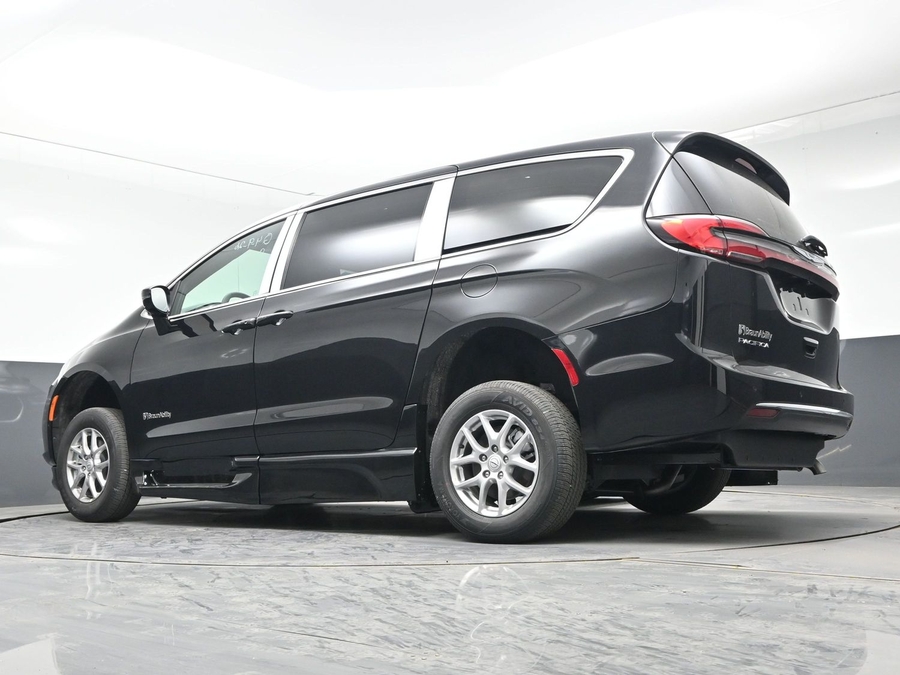 Black Chrysler Pacifica image number 17