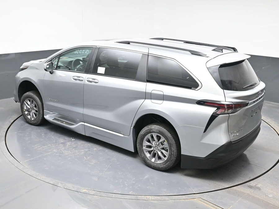 Silver Toyota Sienna image number 24