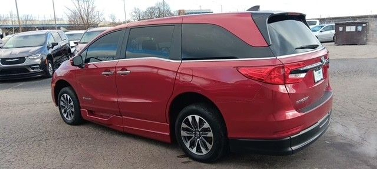 Red Honda Odyssey image number 1