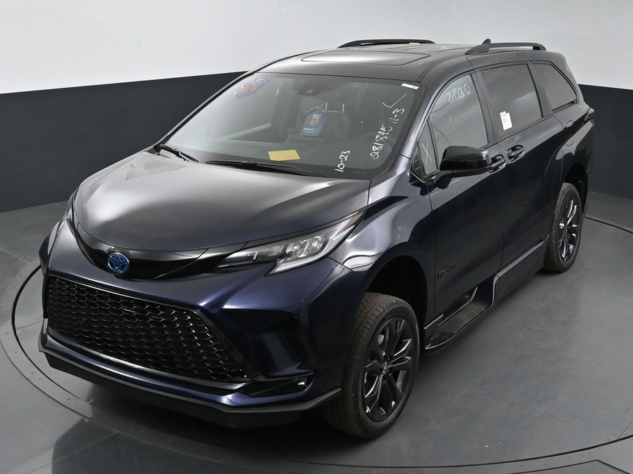 New 2025 Toyota Sienna Hybrid XSE Sport - BraunAbility Side Entry Entry In Floor Automatic Ramp