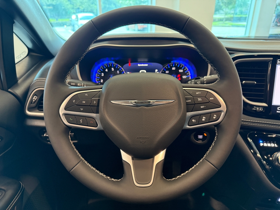 White Chrysler Pacifica image number 15