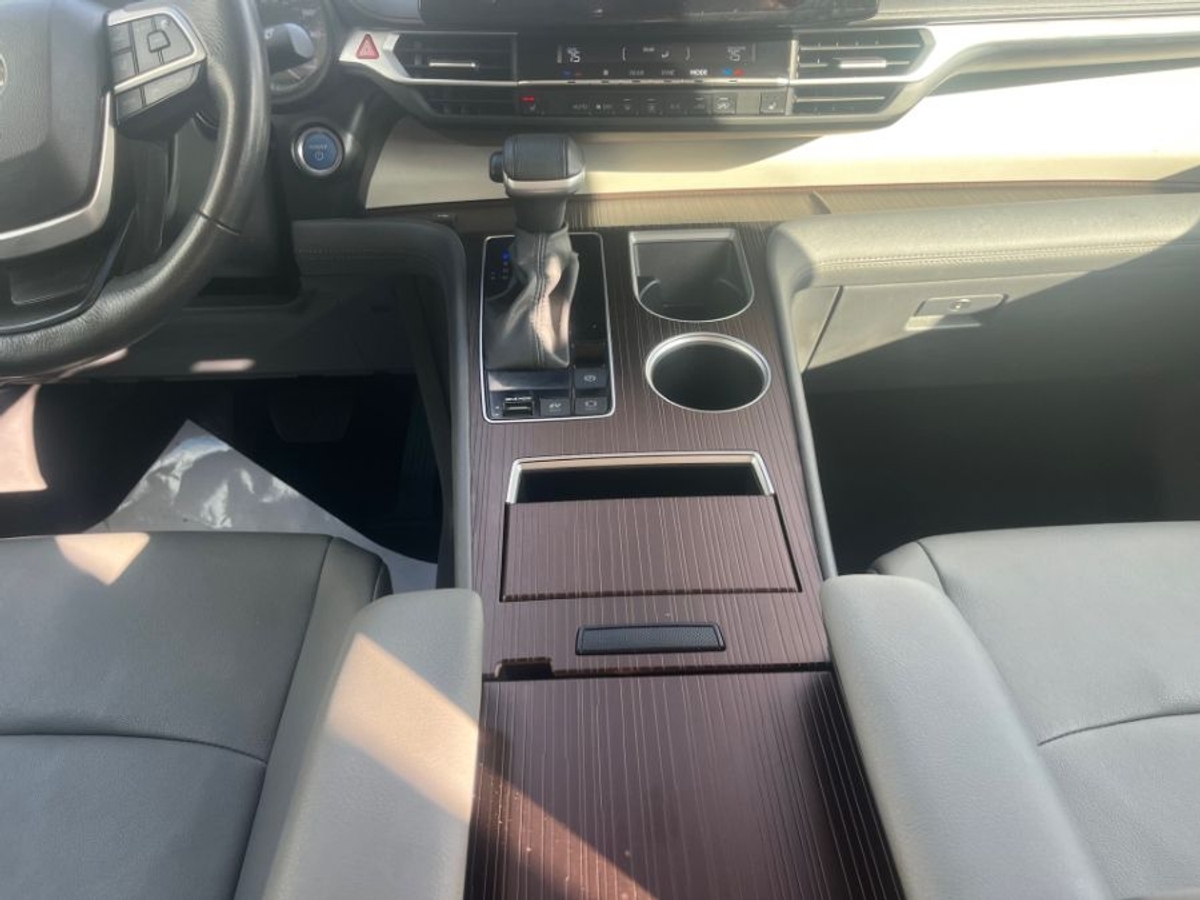 Grey Toyota Sienna image number 5