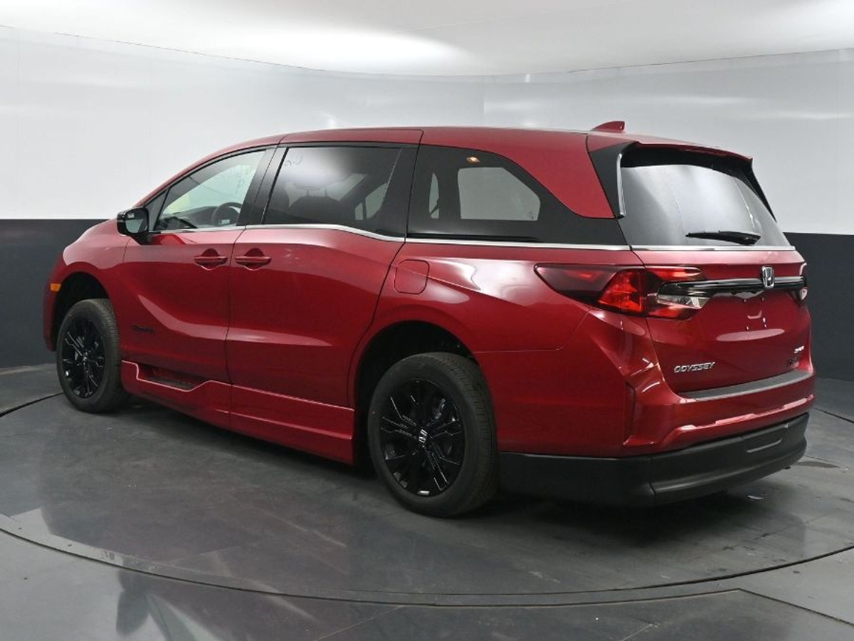 Red Honda Odyssey image number 5