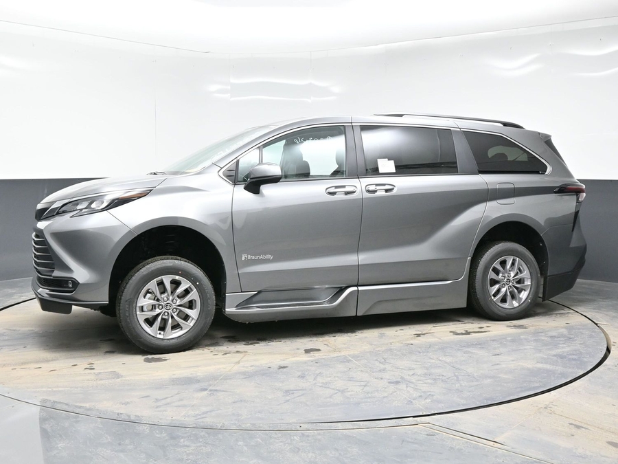 New 2026 Toyota Sienna Hybrid XLE Base - BraunAbility Side Entry Entry Fold Out Automatic Ramp