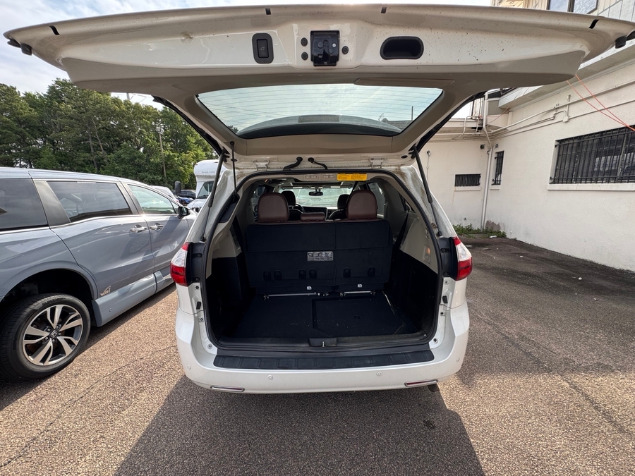 White Toyota Sienna image number 4