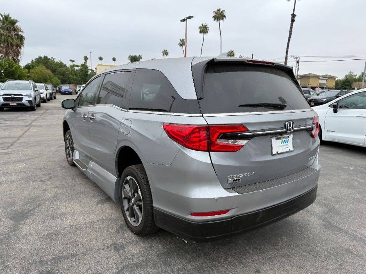 Silver Honda Odyssey image number 11