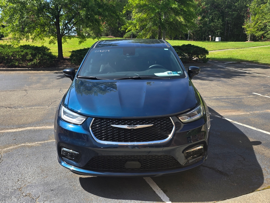Blue Chrysler Pacifica image number 1