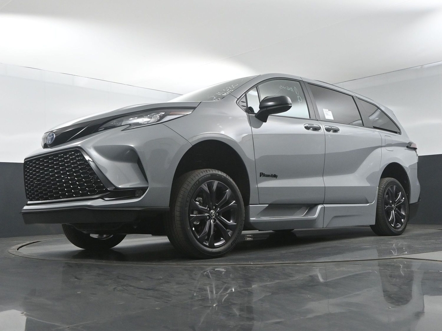 New 2025 Toyota Sienna Hybrid XSE Sport - BraunAbility Side Entry Entry Fold Out Automatic Ramp