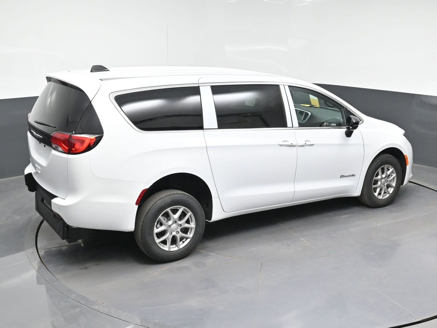 White Chrysler Voyager image number 12