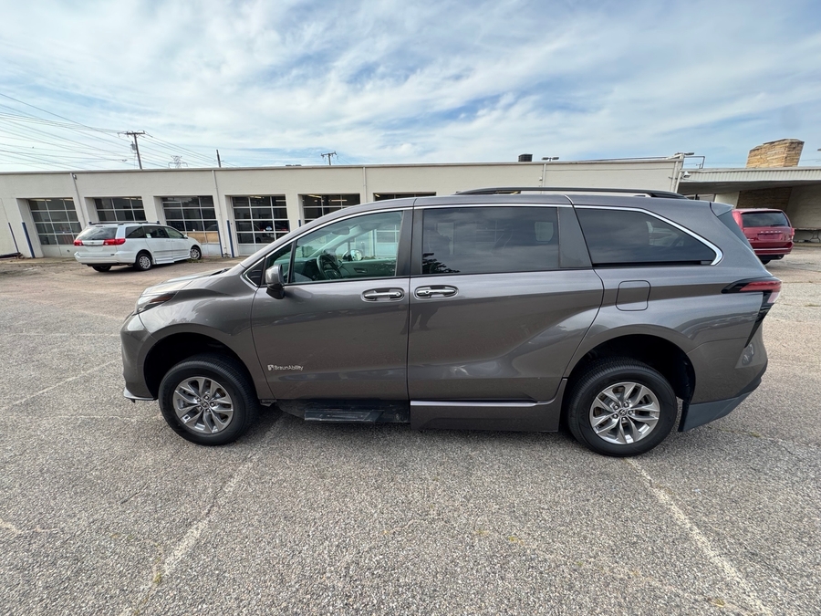 Grey Toyota Sienna image number 3