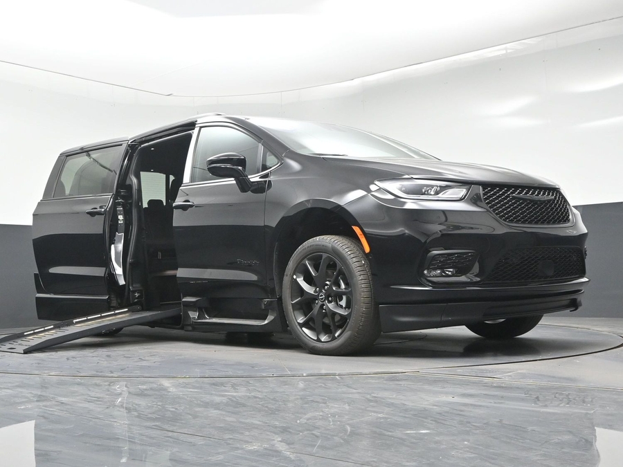 New 2026 Chrysler Pacifica Select Sport - BraunAbility Side Entry Fold Out Automatic Ramp