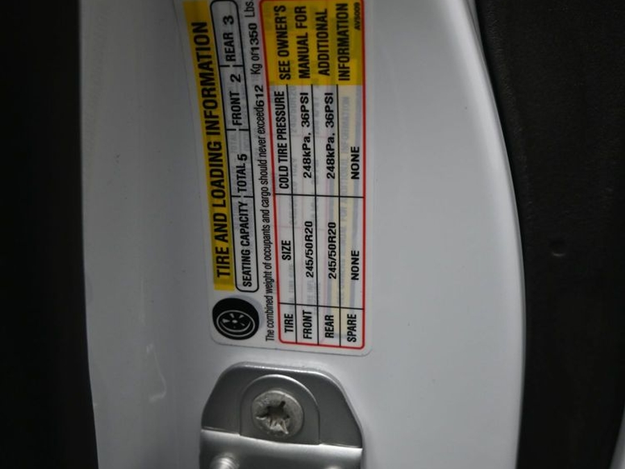 White Chrysler Voyager image number 18