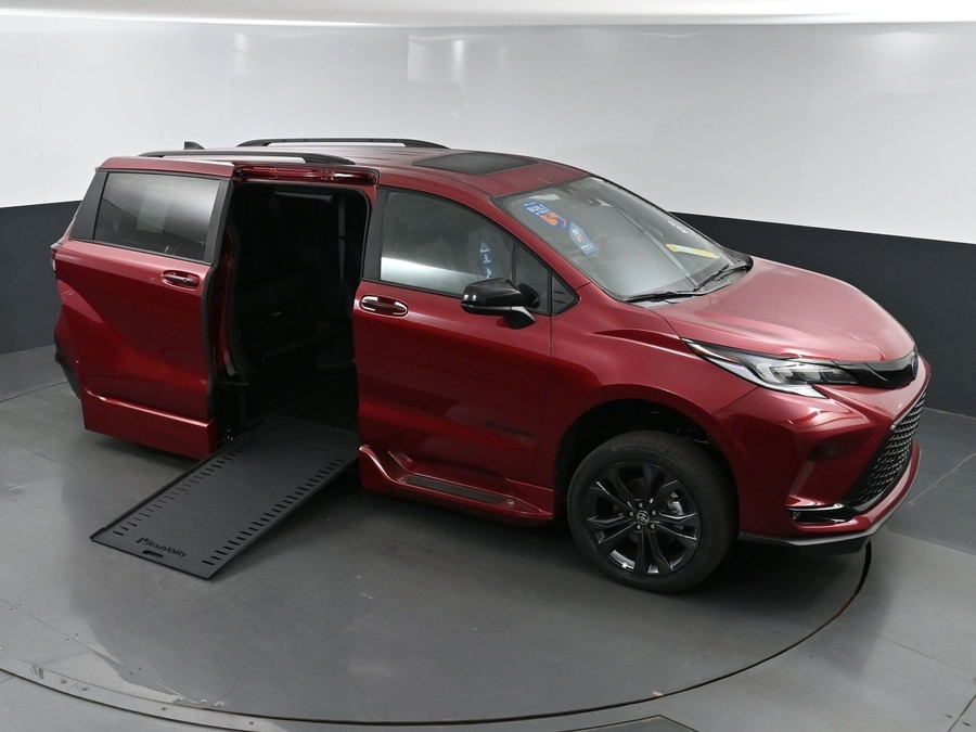 New 2025 Toyota Sienna Hybrid XSE Sport - BraunAbility Side Entry Entry In Floor Automatic Ramp