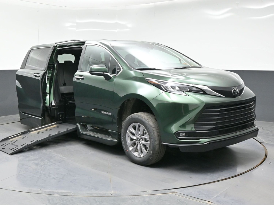 New 2026 Toyota Sienna Hybrid XLE Base - BraunAbility Side Entry Fold Out Automatic Ramp