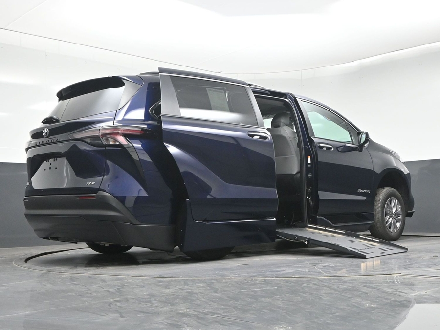 2026 Toyota Sienna XLE - Photo 18
