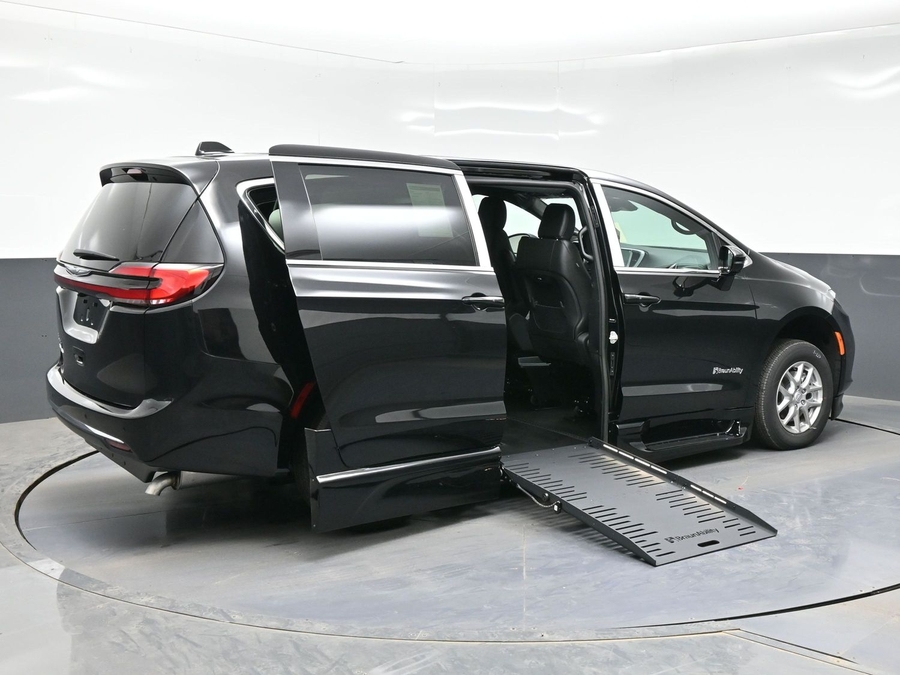 Black Chrysler Pacifica image number 3