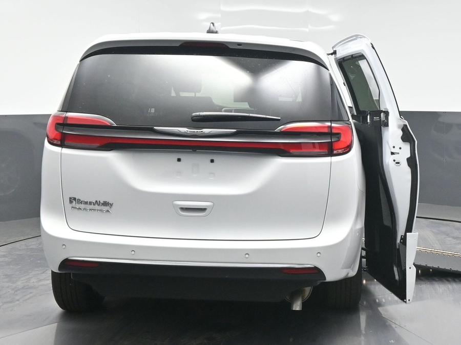 New 2025 Chrysler Pacifica Select Safety - BraunAbility Side Entry Entry In Floor Automatic Ramp