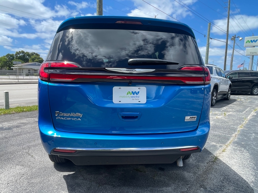 Blue Chrysler Pacifica image number 4