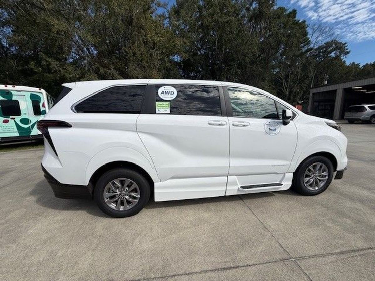 2025 Toyota Sienna LE's photo