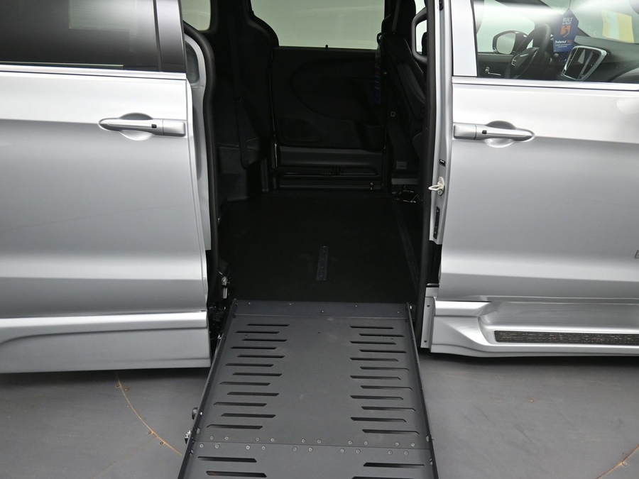 New 2026 Chrysler Pacifica Select Plus - BraunAbility Side Entry Entry Fold Out Automatic Ramp