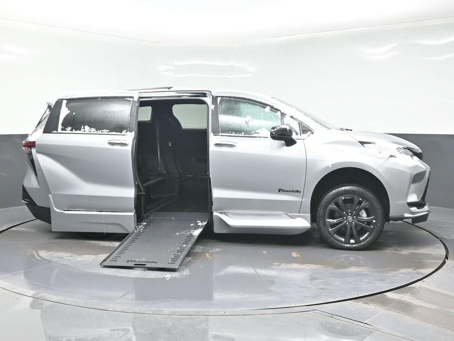New 2025 Toyota Sienna Hybrid XSE Sport - BraunAbility Side Entry Entry In Floor Automatic Ramp