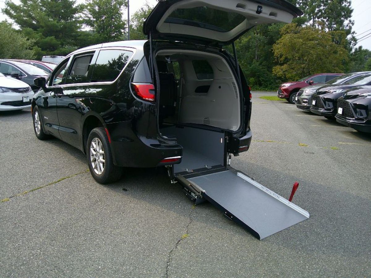 2024 CHRYSLER PACIFICA - Image 1