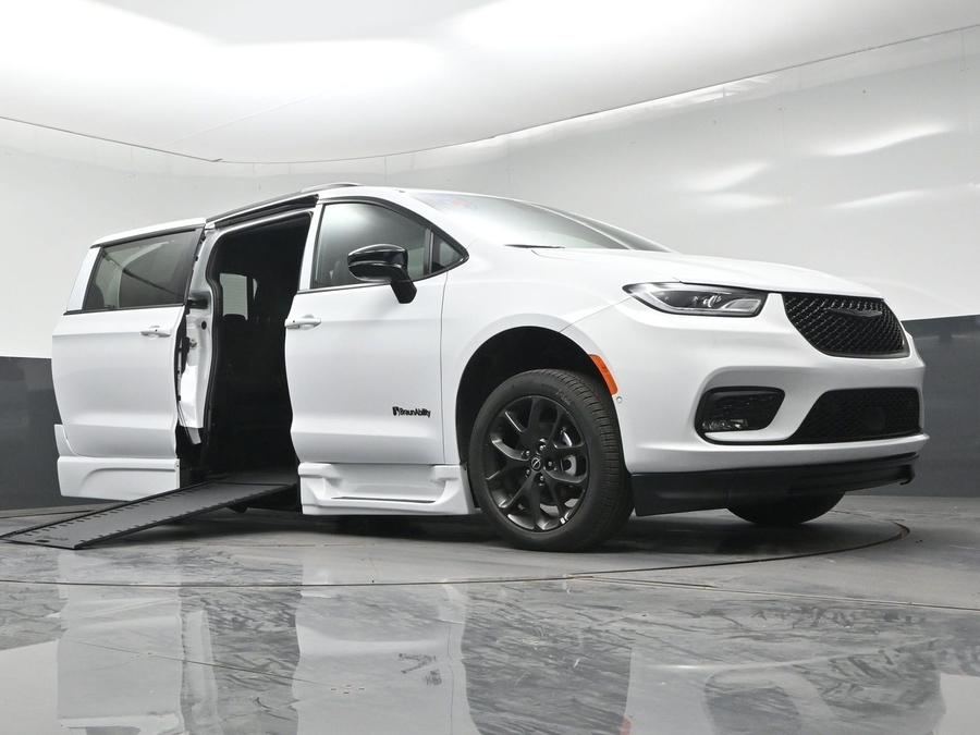 White Chrysler Pacifica image number 15