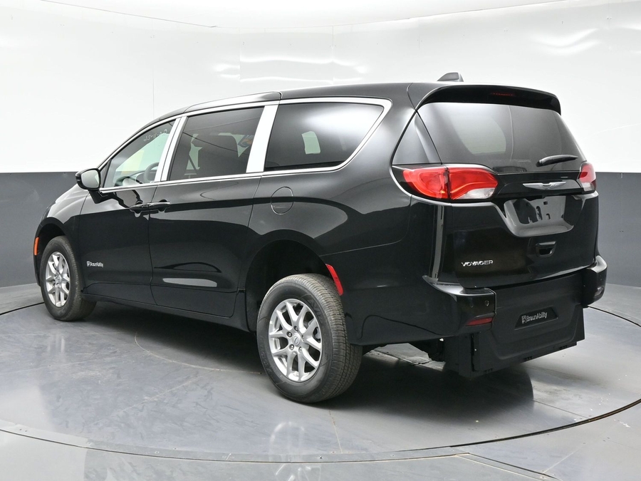 Black Chrysler Voyager image number 2