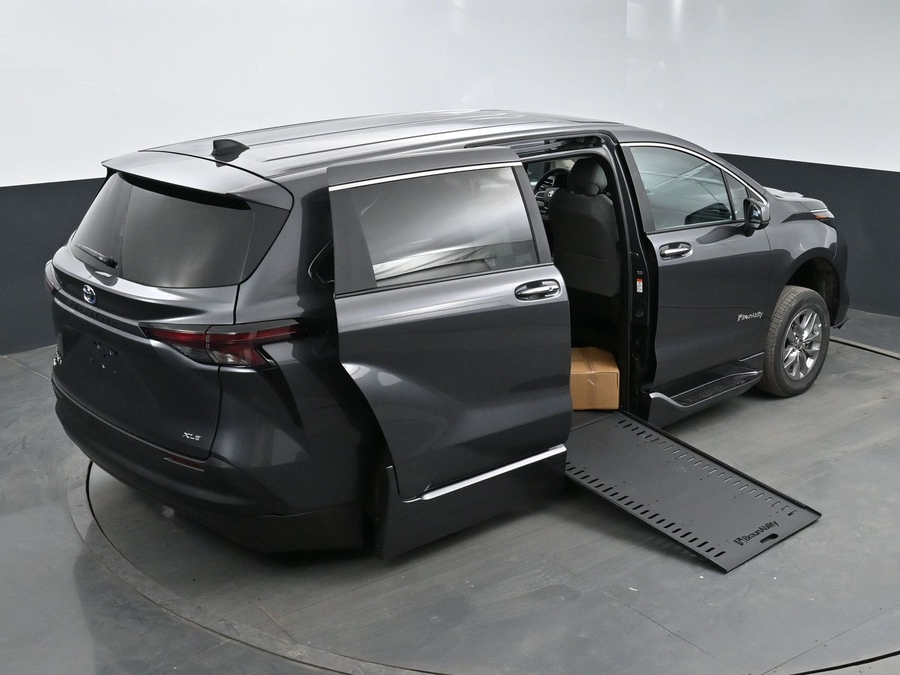 New 2025 Toyota Sienna Hybrid XLE Base - BraunAbility Side Entry Entry In Floor Automatic Ramp