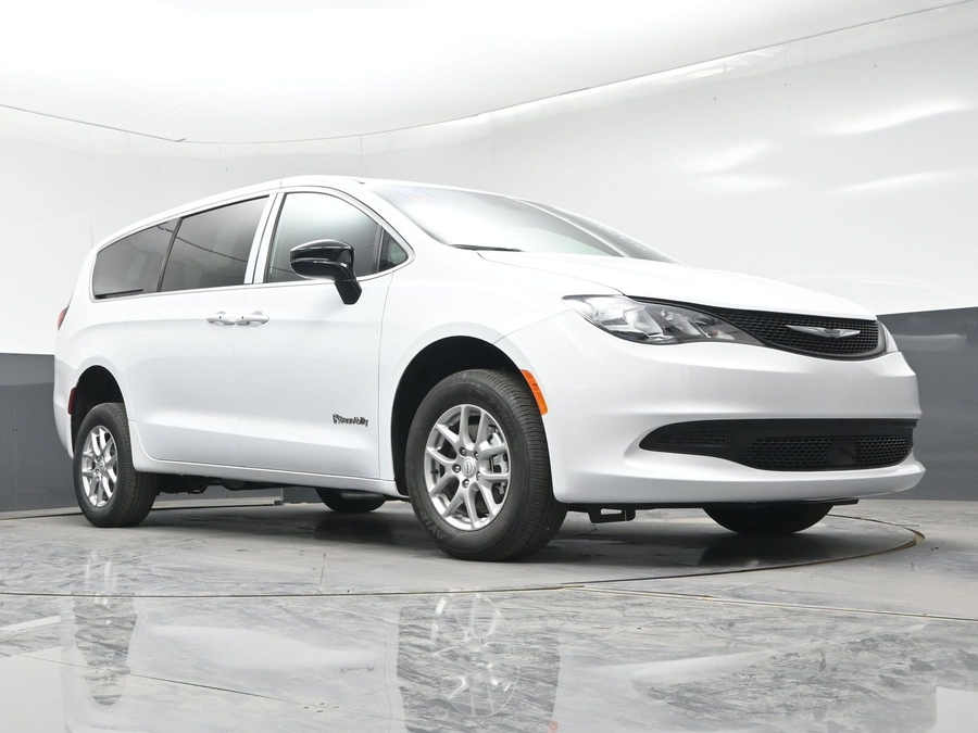White Chrysler Voyager image number 17