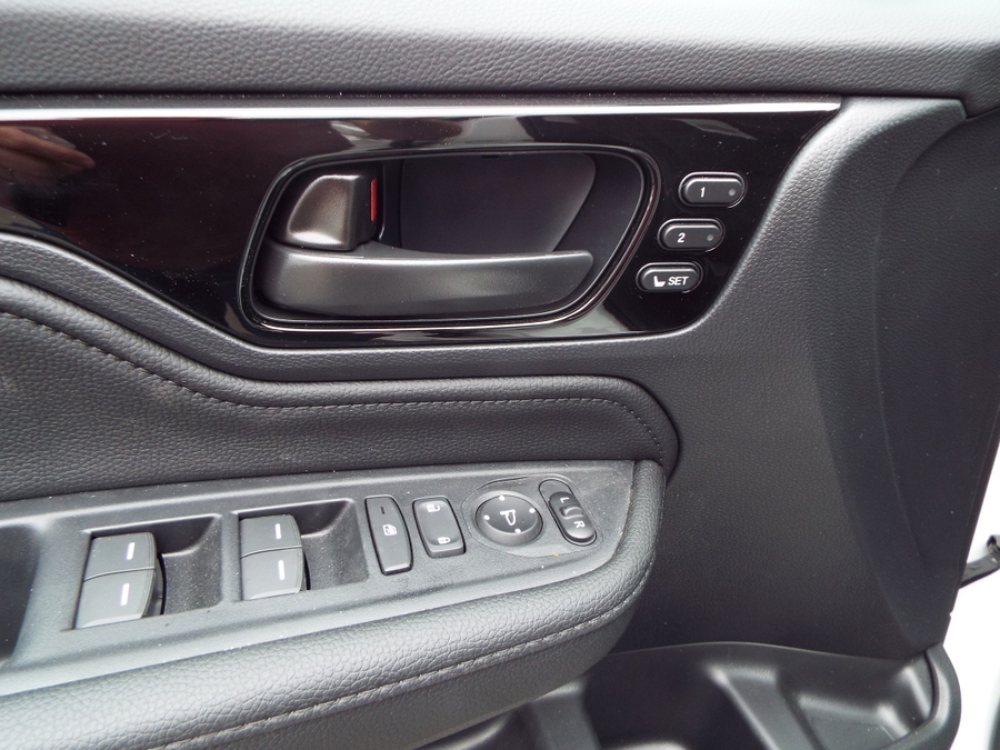 White Honda Odyssey image number 15