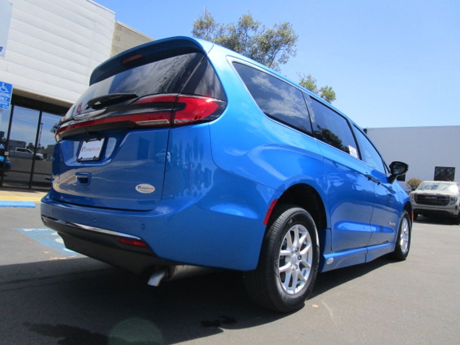New 2026 Chrysler Pacifica Select Safety - BraunAbility Side Entry Entry Fold Out Automatic Ramp