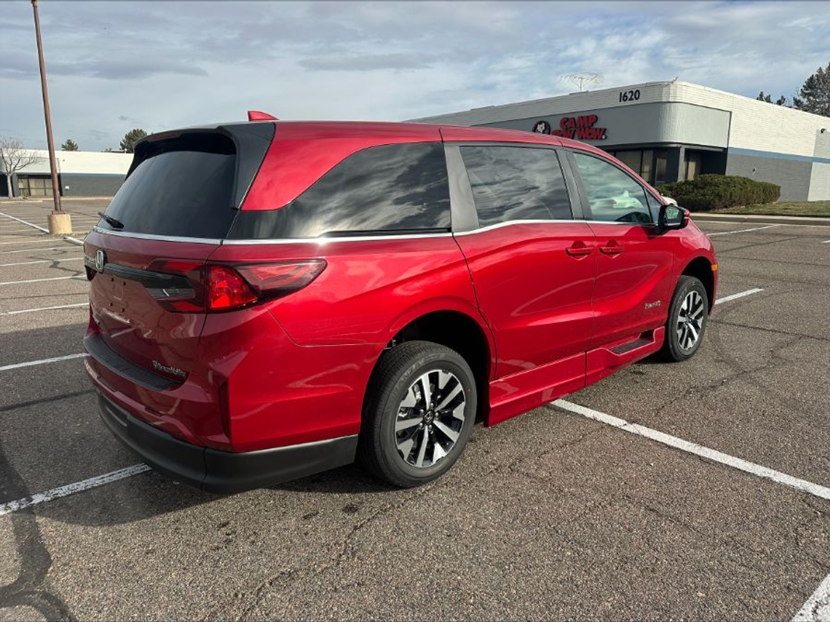 Red Honda Odyssey image number 12