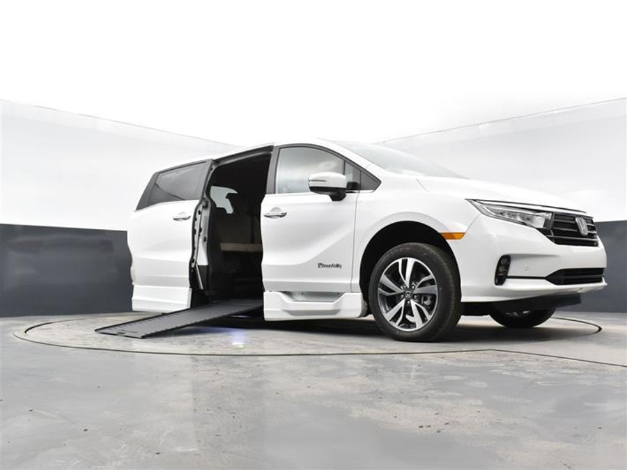 New 2026 Honda Odyssey Touring - BraunAbility Side Entry In Floor Automatic Ramp
