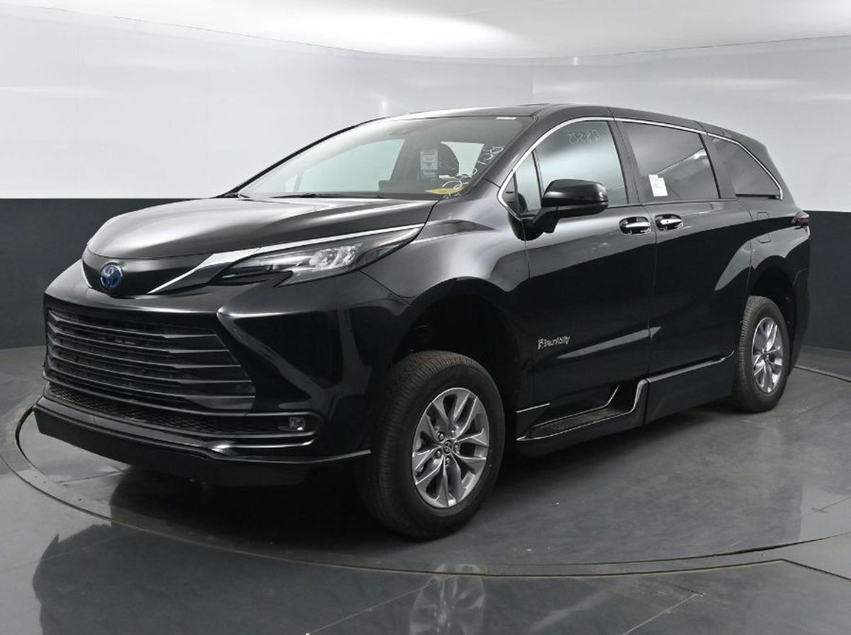 Black Toyota Sienna image number 2