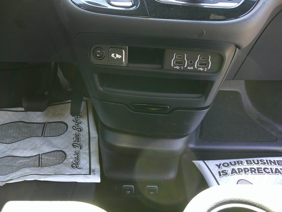 Black Chrysler Pacifica image number 12