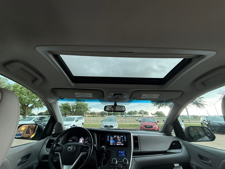 2017 Toyota Sienna XLE - Photo 11