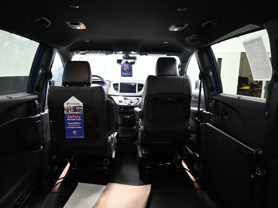 Blue Chrysler Pacifica image number 12