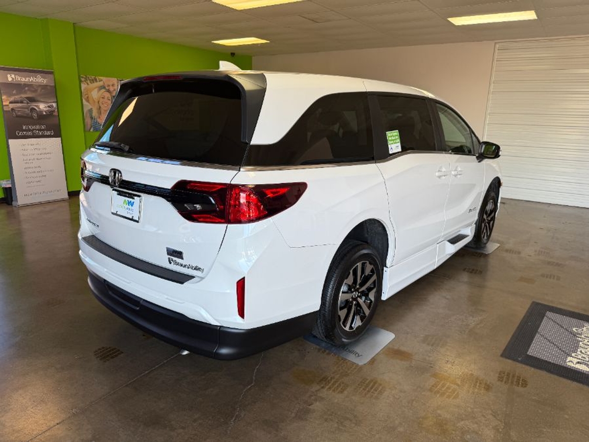 White Honda Odyssey image number 5