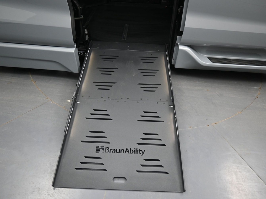 New 2026 Toyota Sienna Hybrid XSE Sport - BraunAbility Side Entry Fold Out Automatic Ramp