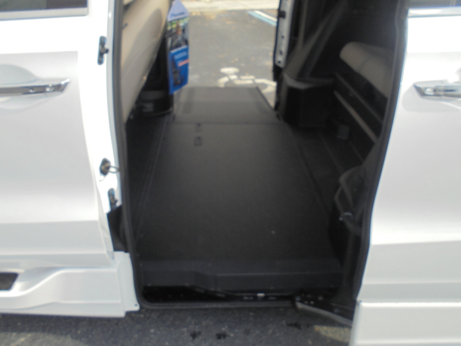 White Honda Odyssey image number 11