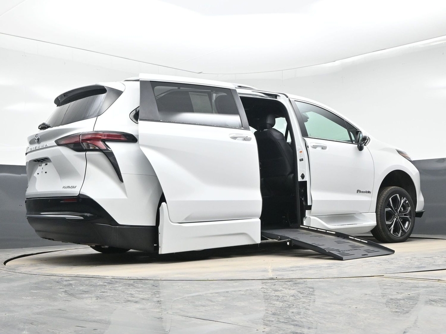 White Toyota Sienna image number 21