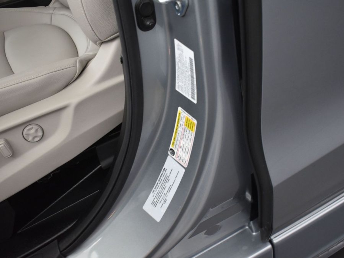 Silver Honda Odyssey image number 16