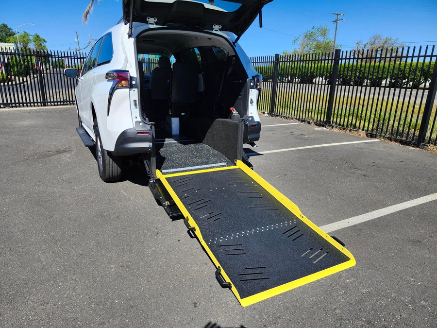 New 2026 Toyota Sienna Hybrid LE - Vantage Mobility Commercial Rear Entry Fold Out Manual Ramp