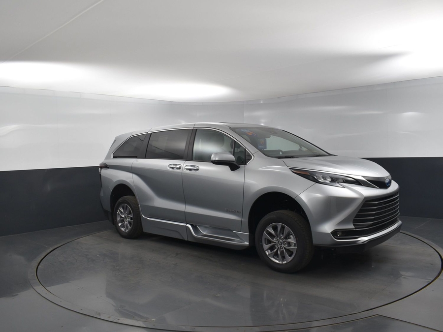 New 2025 Toyota Sienna Hybrid XLE Base - BraunAbility Side Entry Entry In Floor Automatic Ramp
