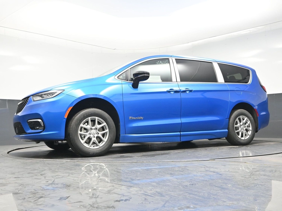 Blue Chrysler Pacifica image number 16