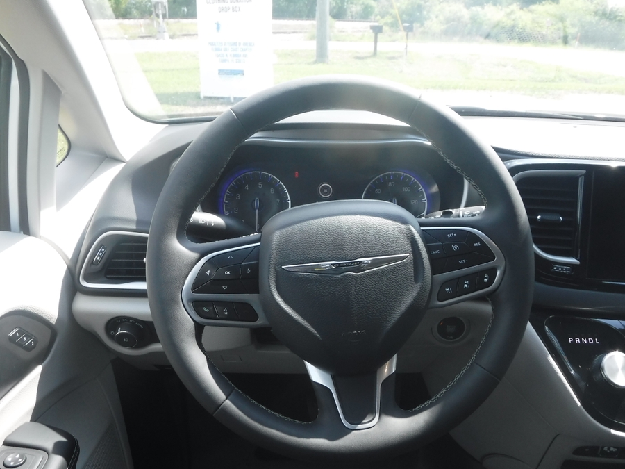 White Chrysler Pacifica image number 10