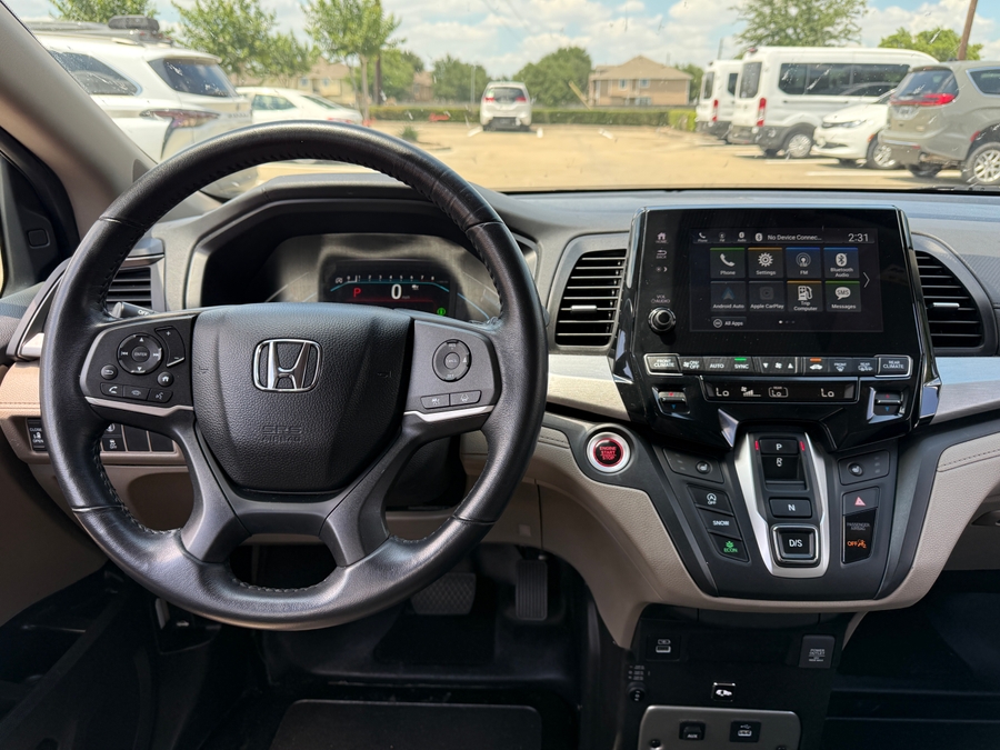 White Honda Odyssey image number 14