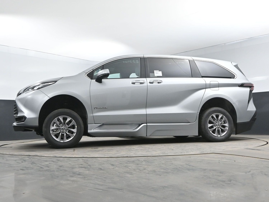 New 2025 Toyota Sienna Hybrid XLE Base - BraunAbility Side Entry Entry Fold Out Automatic Ramp
