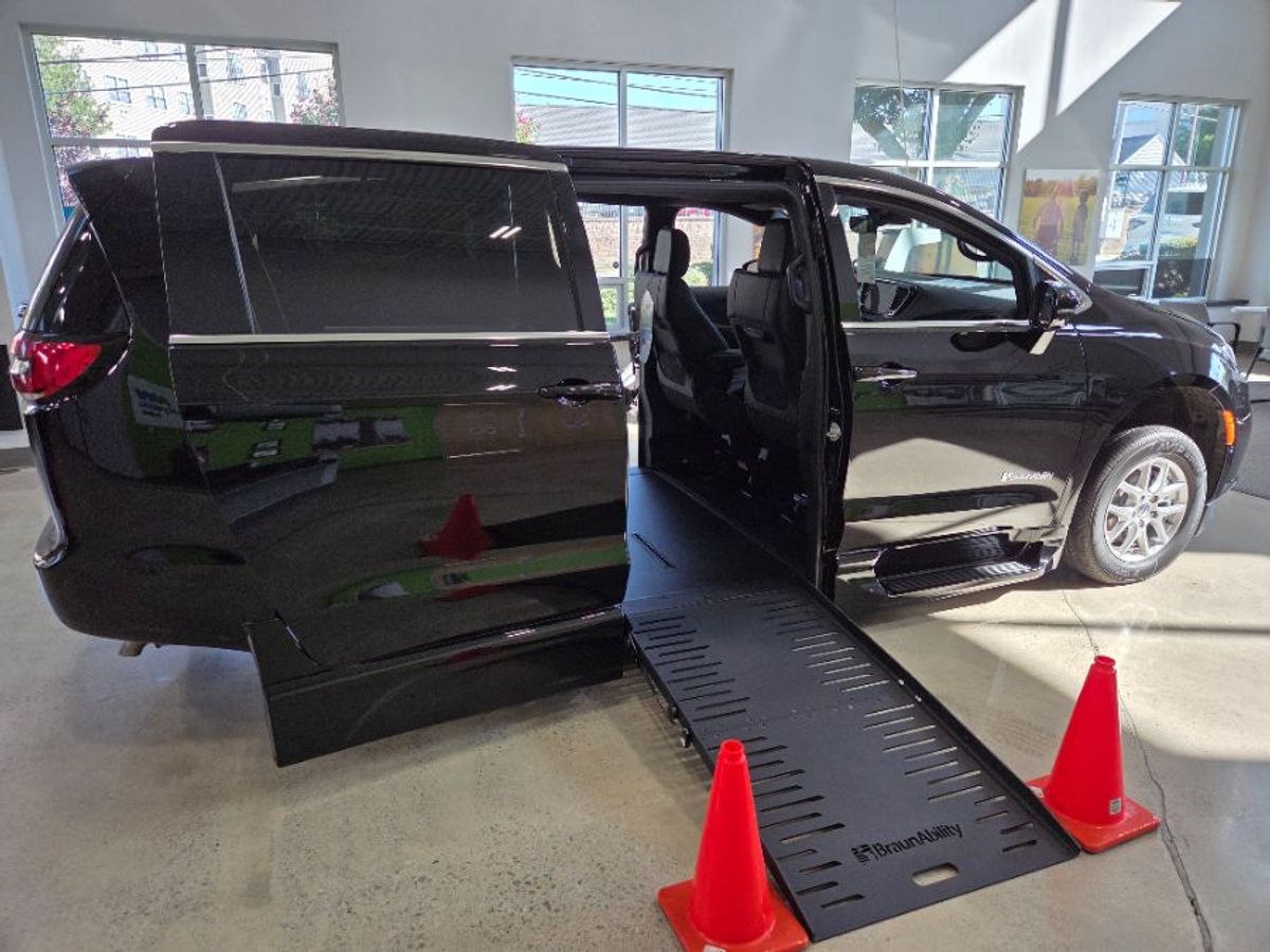 2025 Chrysler Pacifica Select's photo